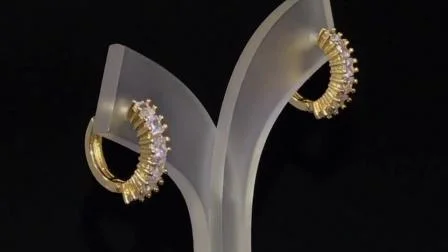Brincos fashion liga de prata folheado a ouro 18K Huggie CZ com cristal pérola para mulheres